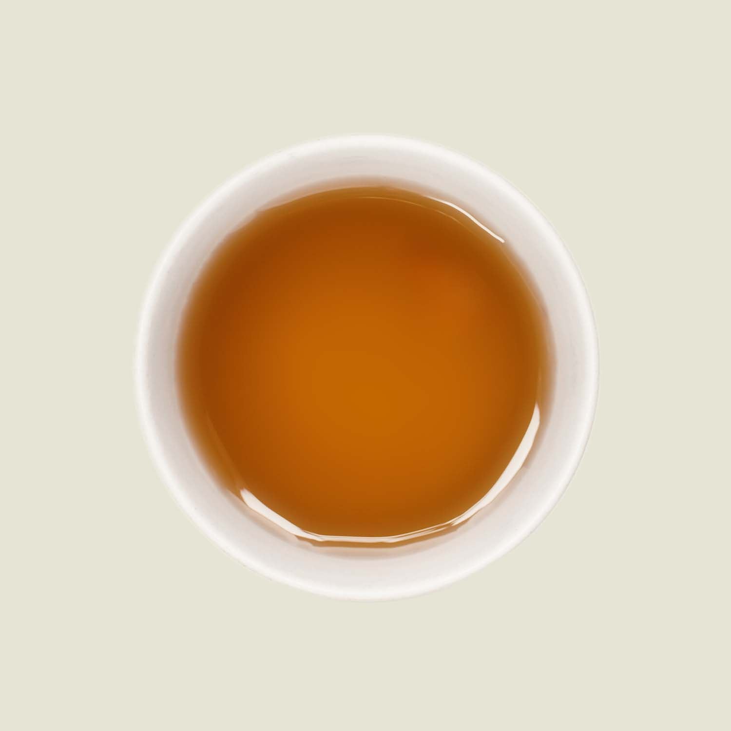 Tasse Gabalong Tee mit weicher, goldener Teefarbe, die die sanften und beruhigenden Aromen dieses Oolong-Tees widerspiegelt.
Cup of Gabalong tea with soft golden tea color reflecting the gentle and calming flavors of this Oolong tea.