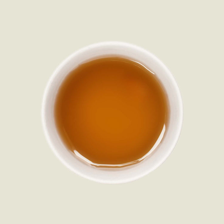 Tasse Gabalong Tee mit weicher, goldener Teefarbe, die die sanften und beruhigenden Aromen dieses Oolong-Tees widerspiegelt.
Cup of Gabalong tea with soft golden tea color reflecting the gentle and calming flavors of this Oolong tea.