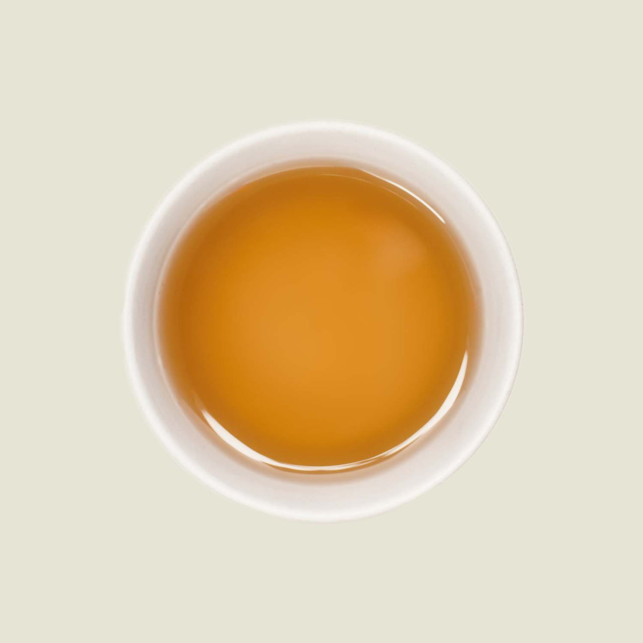 Tasse Lung Ching Tee mit heller, goldener Teefarbe, die die frischen, grasigen Aromen dieses Grünen Tees widerspiegelt.
Cup of Lung Ching tea with light golden tea color reflecting the fresh, grassy flavors of this green tea.