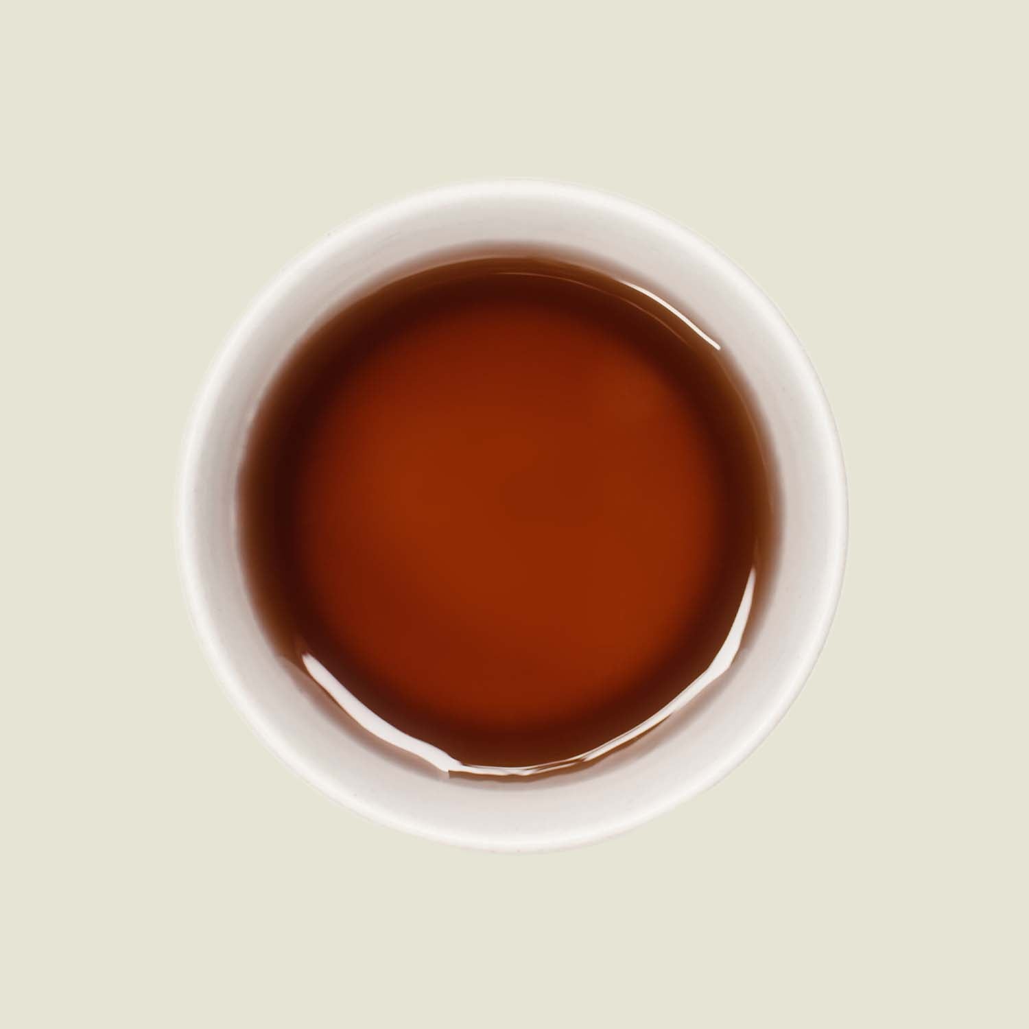Tasse Pai Mu Tan Tee mit einer klaren, goldenen Teefarbe, die die sanften, blumigen Aromen dieses hochwertigen weißen Tees hervorhebt.
Cup of Pai Mu Tan tea with a clear, golden tea color that highlights the gentle, floral aromas of this premium white tea.