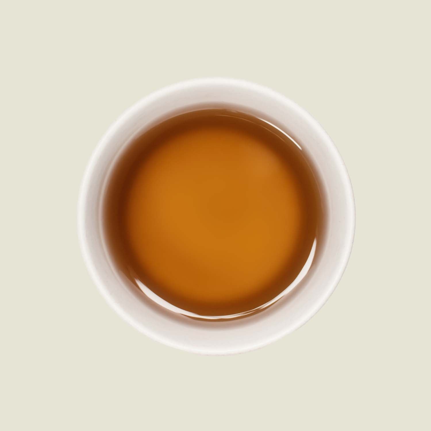 Tasse Snow Silent Tee mit einer zarten, blass-gelben Teefarbe, die die milde und süßliche Note dieses weißen Tees betont.
Cup of Snow Silent tea with a delicate pale yellow tea color, emphasizing the mild and sweet notes of this white tea.