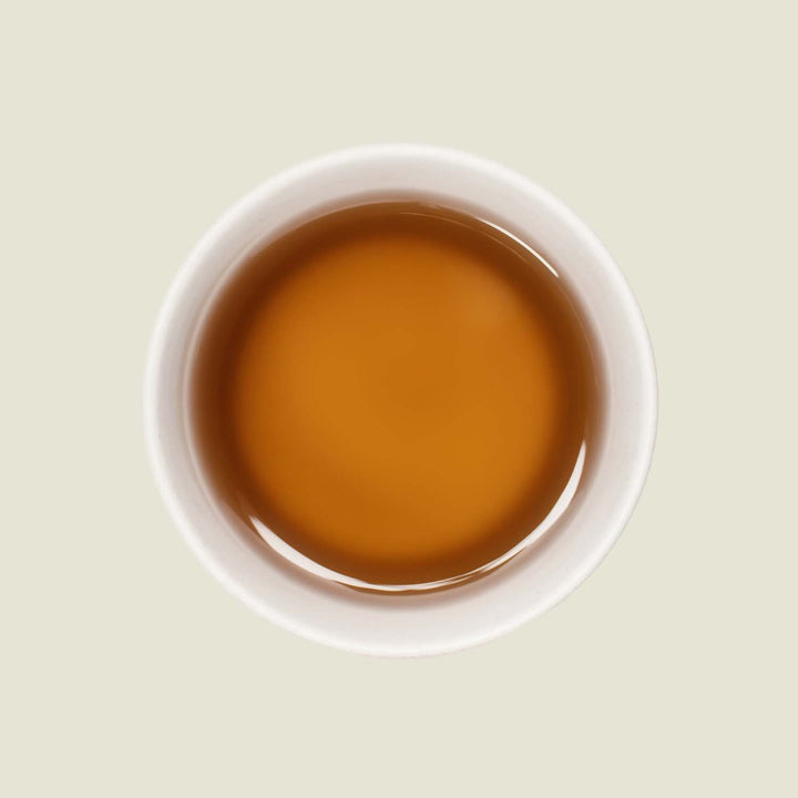 Tasse Snow Silent Tee mit einer zarten, blass-gelben Teefarbe, die die milde und süßliche Note dieses weißen Tees betont.
Cup of Snow Silent tea with a delicate pale yellow tea color, emphasizing the mild and sweet notes of this white tea.