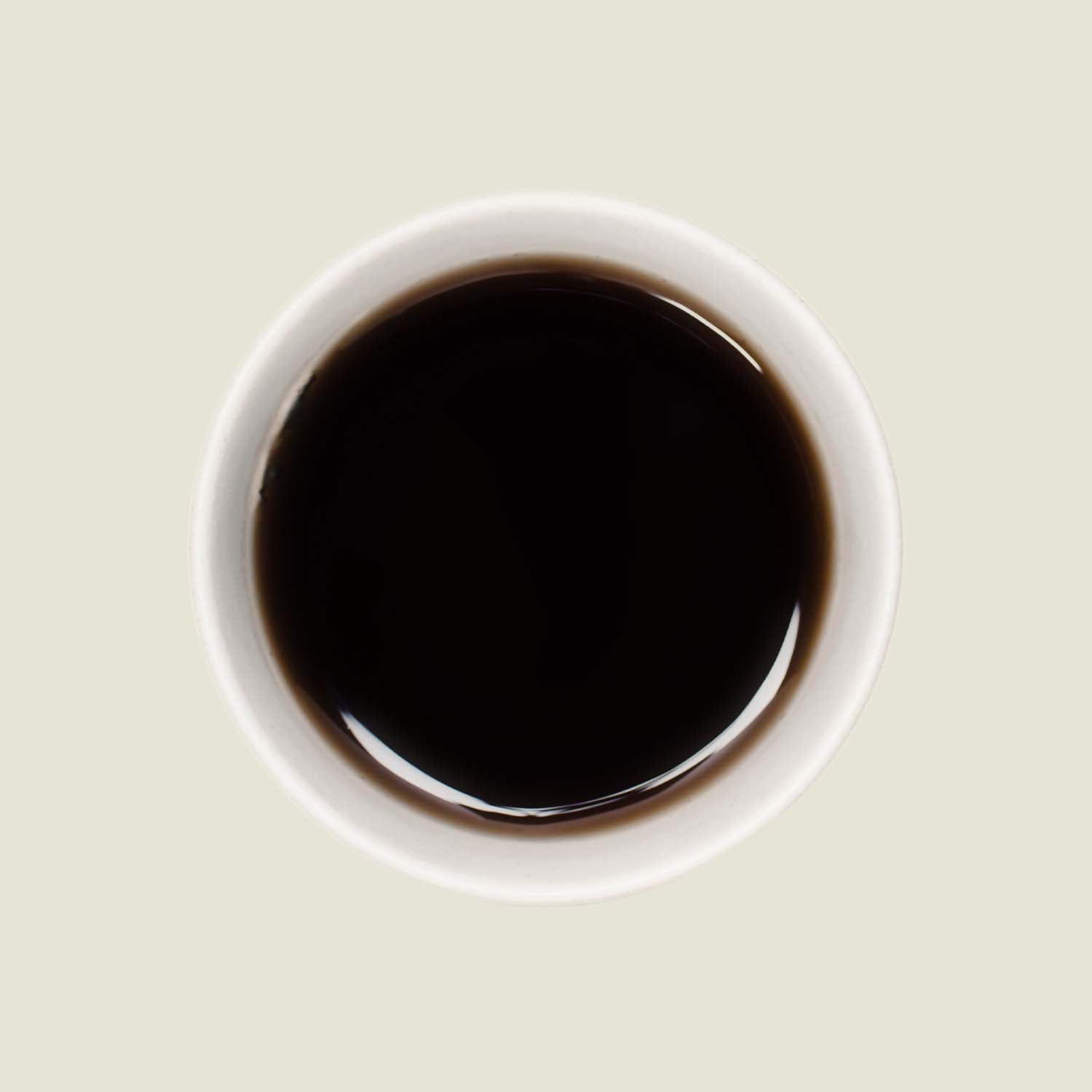 Tasse Special Golden Black Tee mit tief roter Teefarbe, die die kräftigen und malzigen Aromen dieses Tees widerspiegelt.
Cup of Special Golden Black tea with deep red tea color reflecting the bold and malty flavors of this tea.