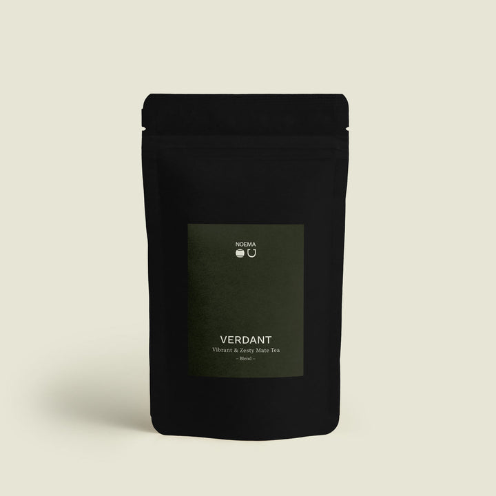 Verpackung des Verdant Tees mit Etikett, das die sorgfältige Mischung aus brasilianischem Mate und Rooibos präsentiert.
Packaging of Verdant Tea with label, showcasing the carefully crafted blend of Brazilian mate and rooibos.