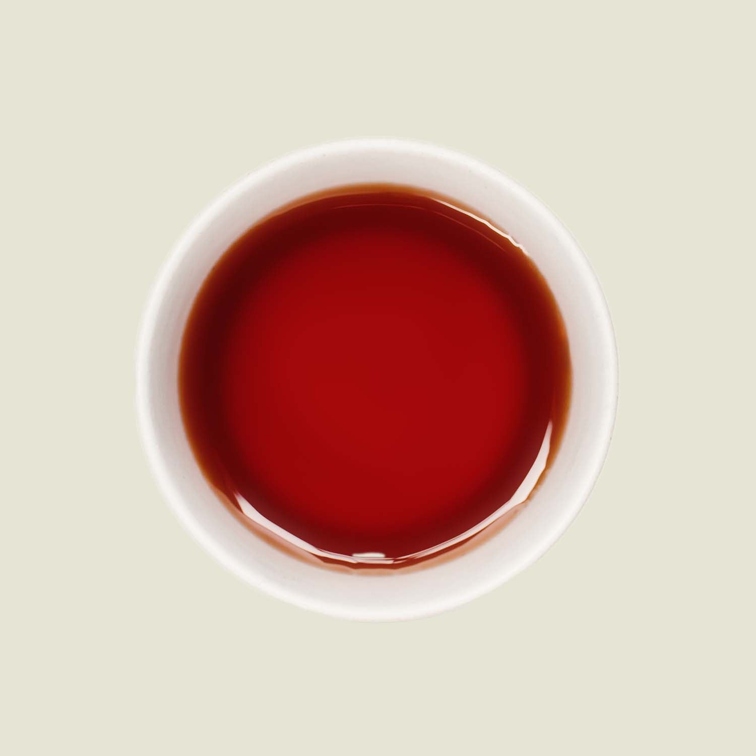 Tasse Verdant Tee mit erfrischender, zitrusfarbener Teefarbe, die die belebenden Noten dieses Kräuter- und Mate-Tees widerspiegelt.
Cup of Verdant tea with refreshing citrus-colored tea reflecting the invigorating notes of this herbal and mate tea.