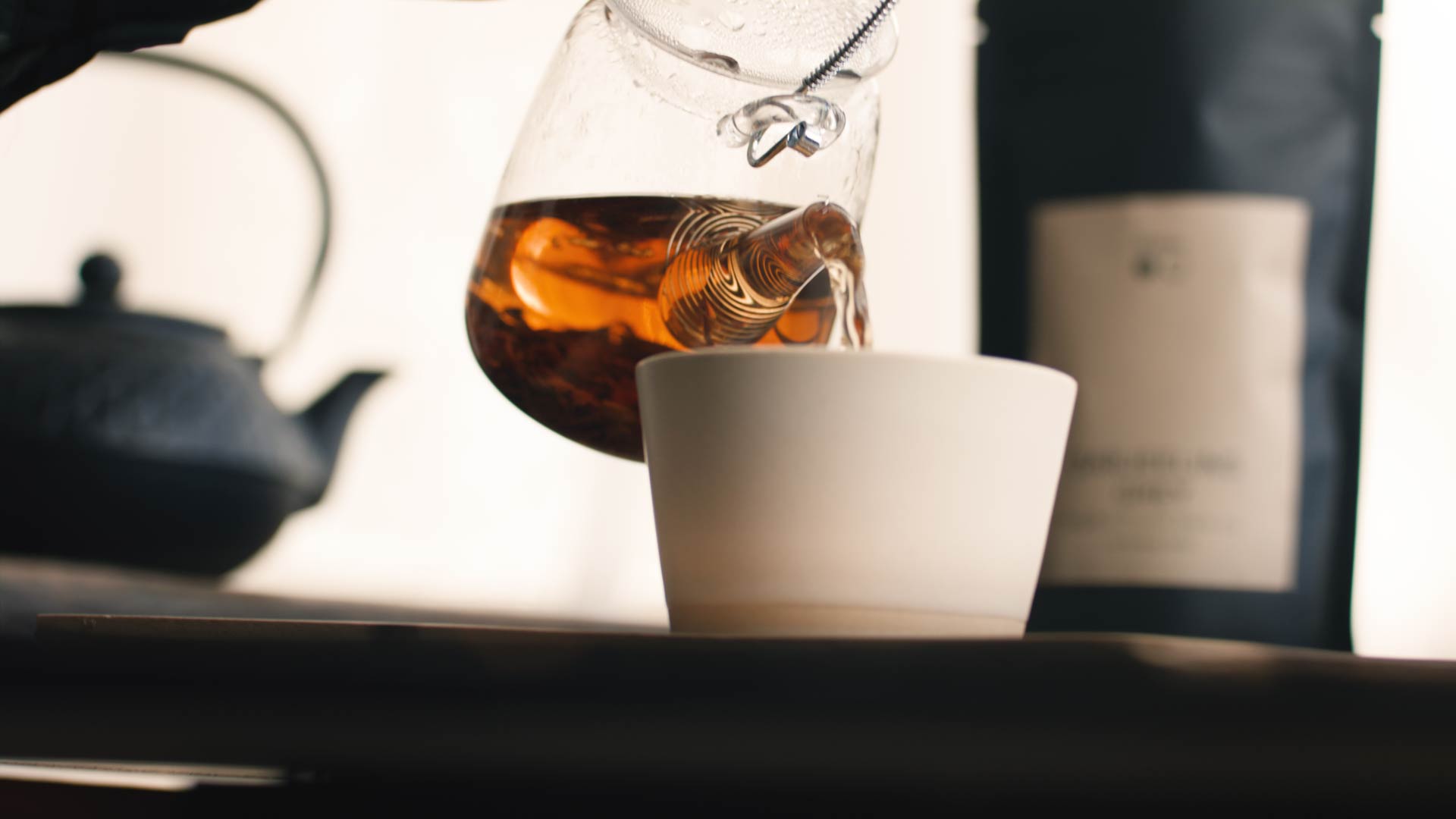 Darjeeling Grey Schwarztee wird in Tasse eingeschenkt