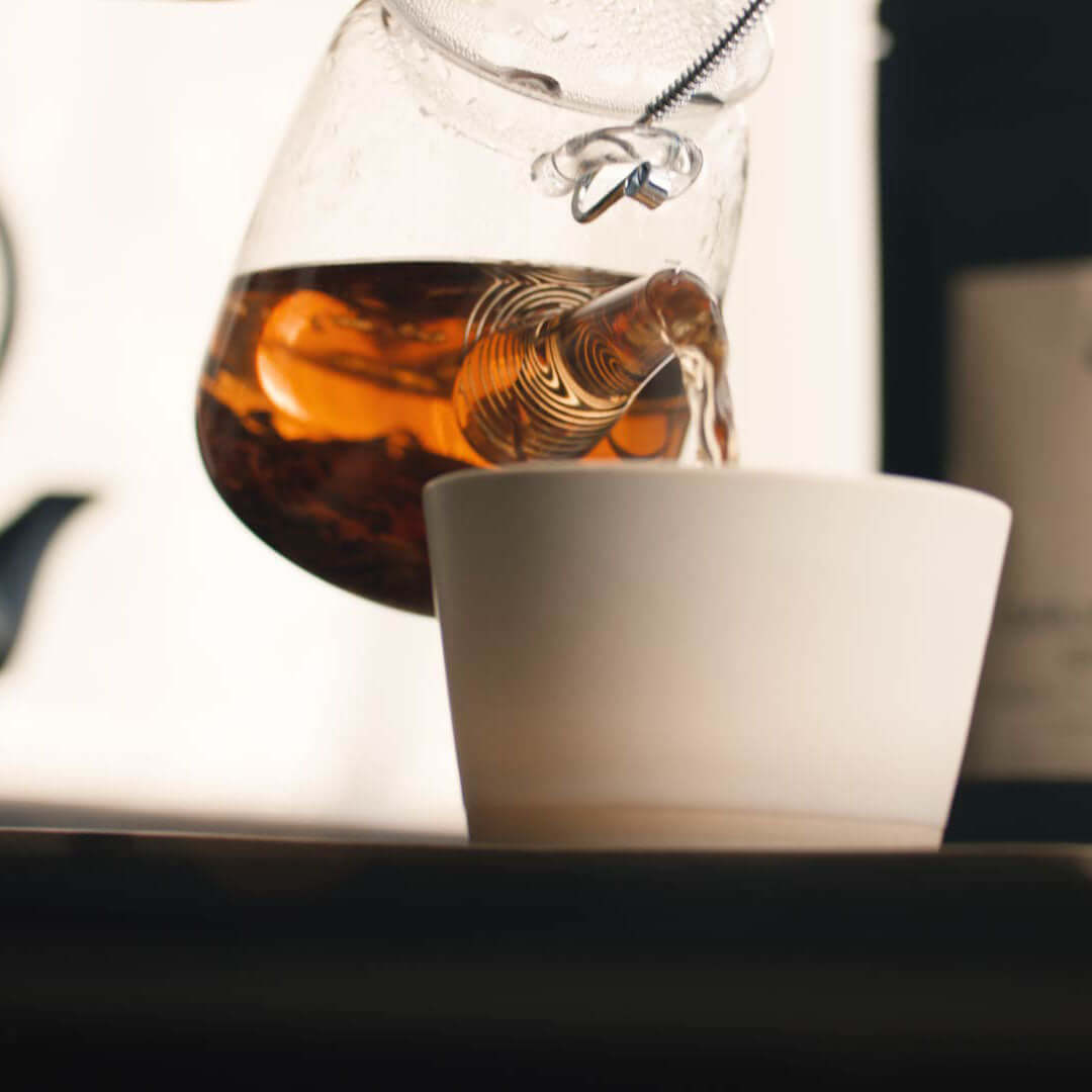 Darjeeling Grey Schwarztee wird in Tasse eingeschenkt