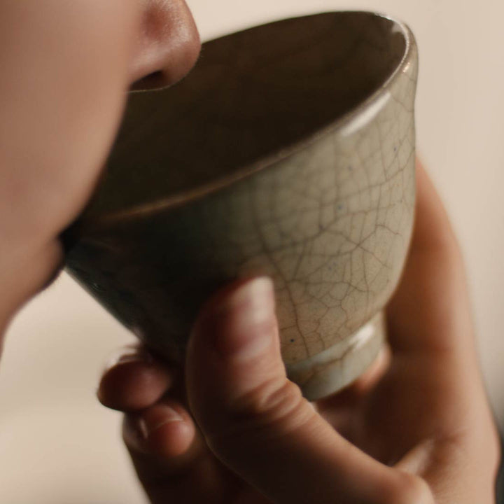 Tee trinken aus Keramiktasse, Moment der Teegenuss