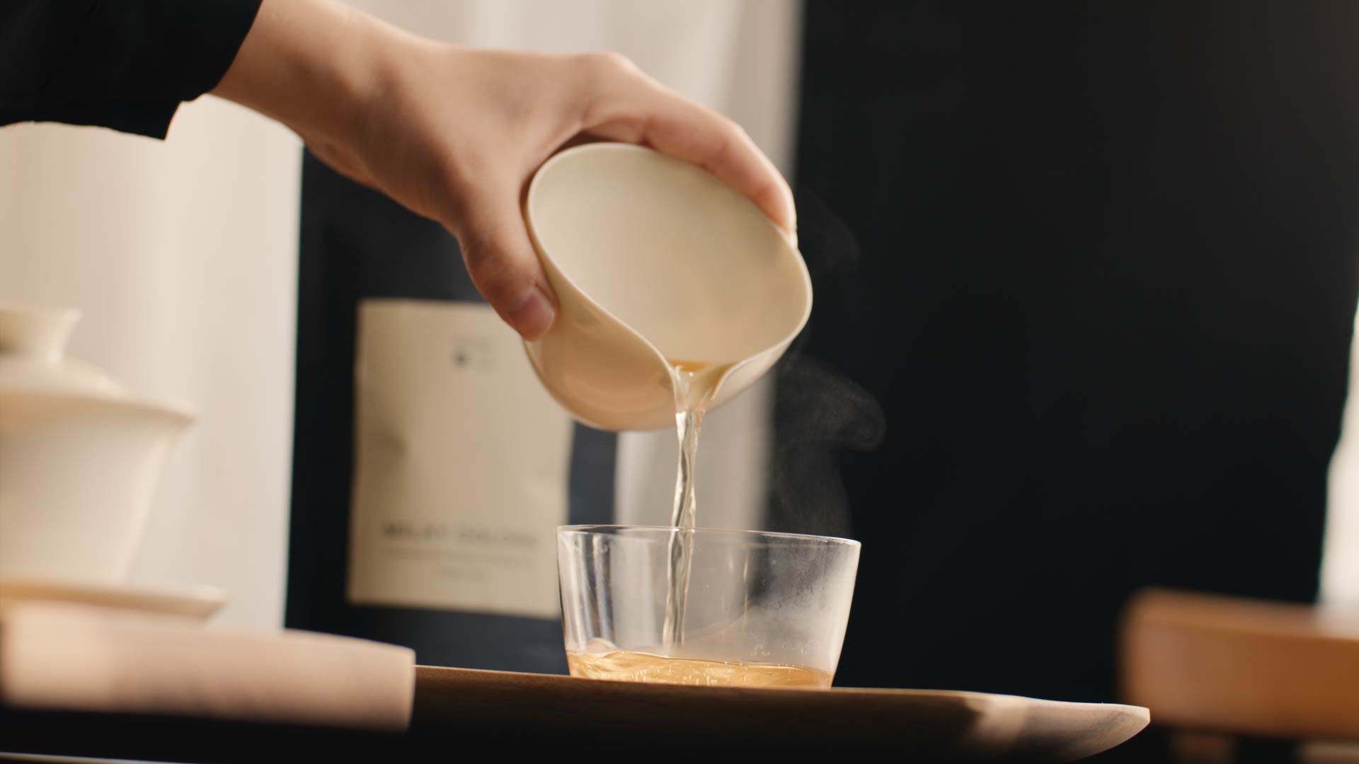 Milky Oolong Tee wird aus Gaiwan in Tasse eingeschenkt