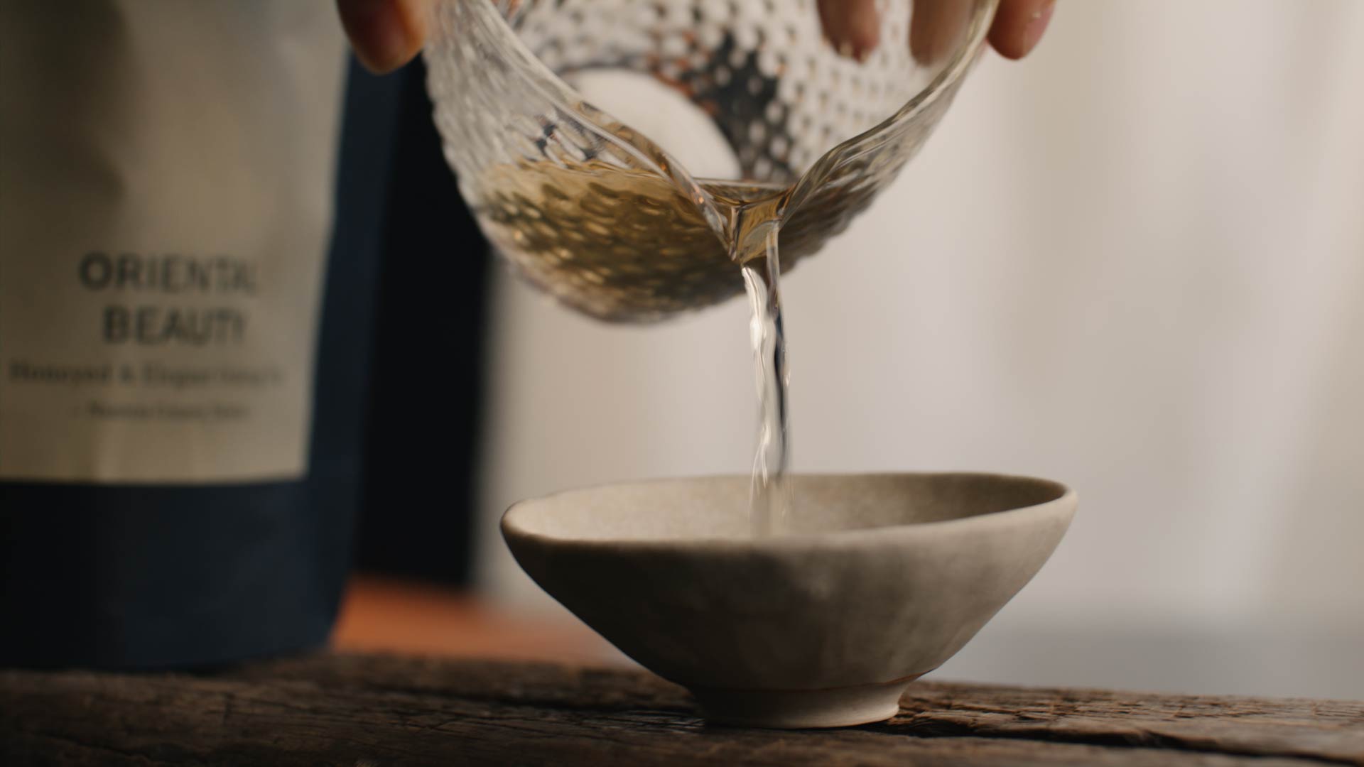 Oriental Beauty Oolong Tee wird in Tasse eingeschenkt
