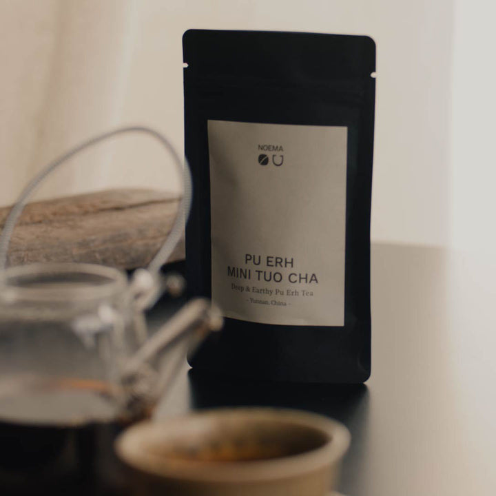 Noema Pu Erh Mini Tuo Chas Packung auf Teetisch