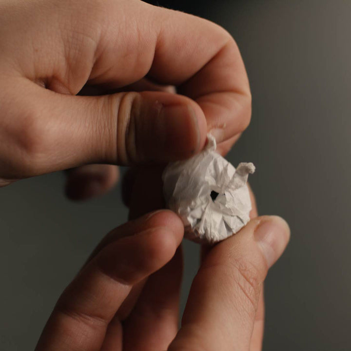 Auspacken von Pu Erh Mini Tuo Chas Tee