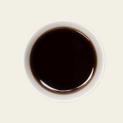 Tasse Benifuuki mit intensiver, dunkler Teefarbe, die die komplexen Aromen dieses schwarzen Tees widerspiegelt.

Cup of Benifuuki with deep, dark tea color reflecting the complex flavors of this black tea.