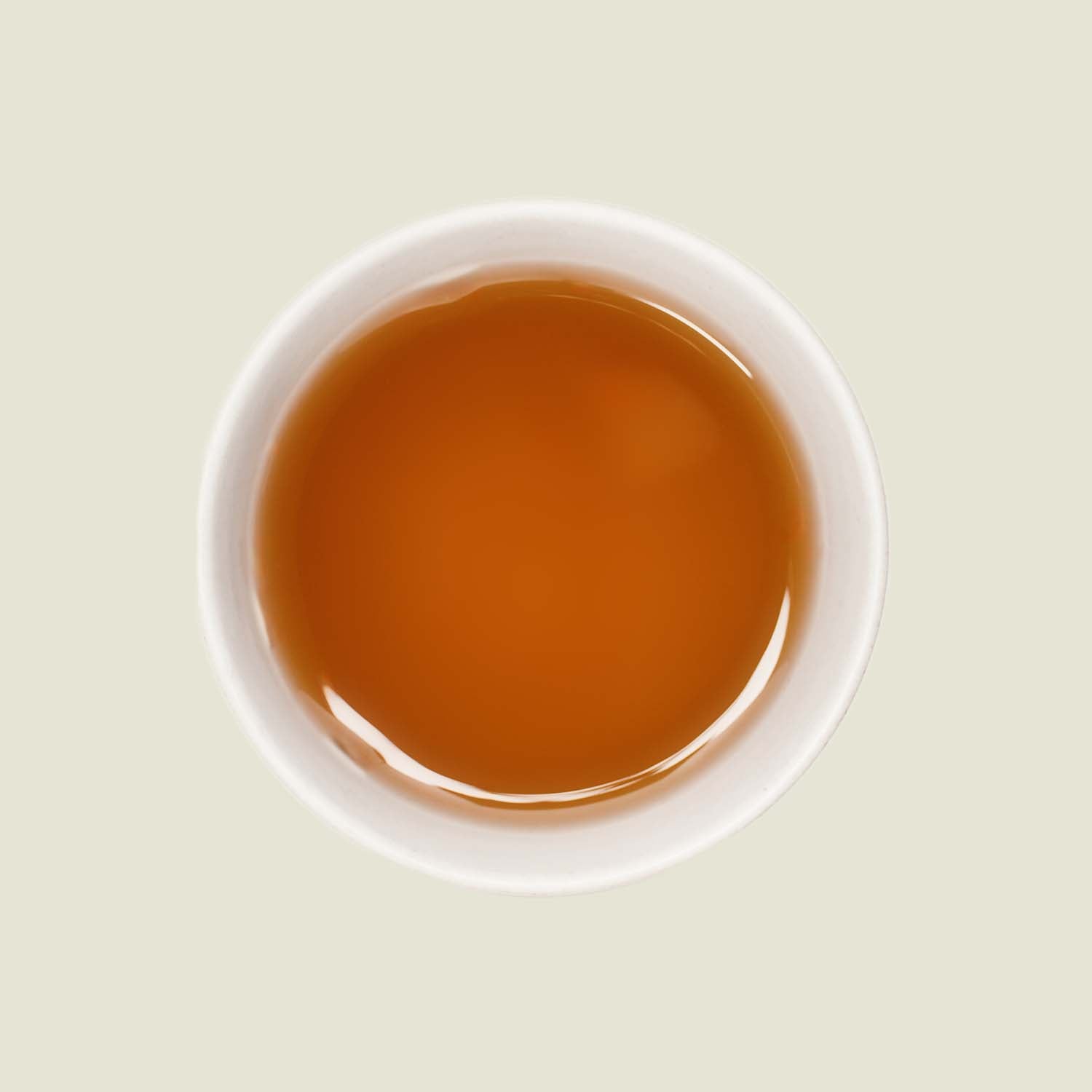 Tasse Chun Mee Tee mit einer klaren, goldgrünen Teefarbe, die die frischen und leicht herben Aromen dieses grünen Tees widerspiegelt.

Cup of Chun Mee tea with a clear, golden-green tea color, reflecting the fresh and slightly astringent flavors of this green tea.