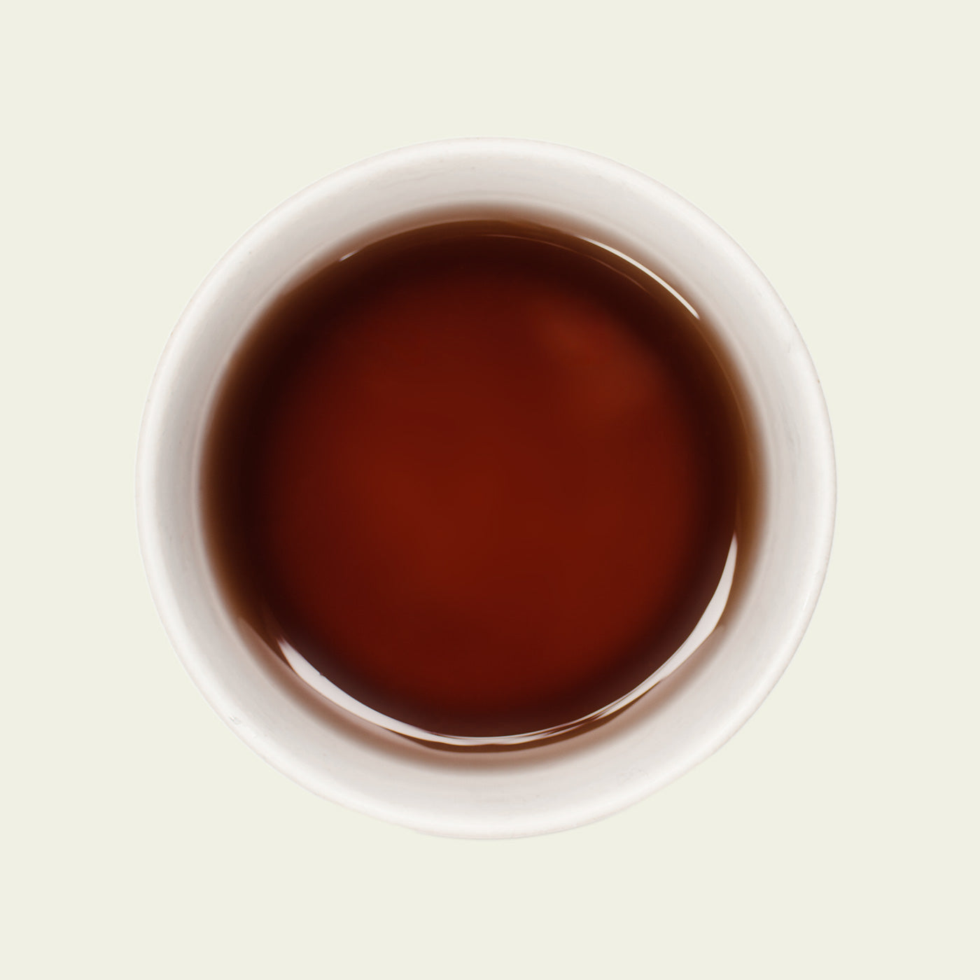 Tasse Da Hong Pao Tee mit tiefem, bernsteinfarbenem Teefarbton, der die komplexe und vollmundige Natur dieses Tees widerspiegelt.

Cup of Da Hong Pao tea with deep amber tea color reflecting the complex and full-bodied nature of this tea.