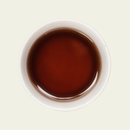 Tasse Da Hong Pao Tee mit tiefem, bernsteinfarbenem Teefarbton, der die komplexe und vollmundige Natur dieses Tees widerspiegelt.

Cup of Da Hong Pao tea with deep amber tea color reflecting the complex and full-bodied nature of this tea.