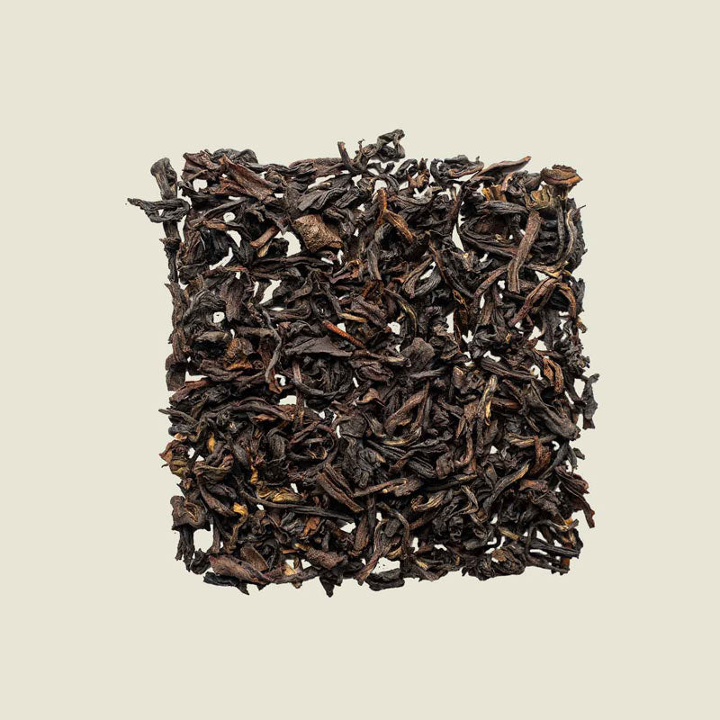 Schwarztee mit grauen Nuancen lose aufgelegt, Draufsicht auf Darjeeling Grey mit Bergamottnote – Noema Kreation.