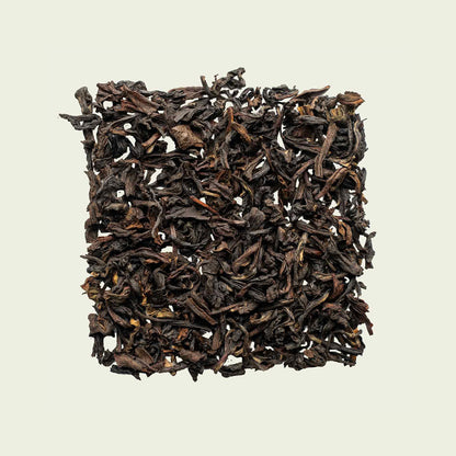 Schwarztee mit grauen Nuancen lose aufgelegt, Draufsicht auf Darjeeling Grey mit Bergamottnote – Noema Kreation.