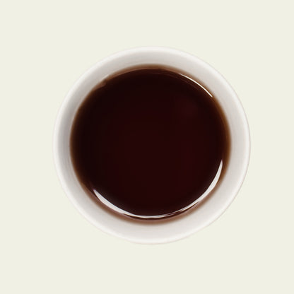 Tasse Darjeeling Grey von oben, mit einem leuchtend bernsteinfarbenen Tee, der die blumigen und zitrusartigen Aromen widerspiegelt.

Darjeeling Grey cup from above, showing the bright amber tea color that reflects its floral and citrus notes.