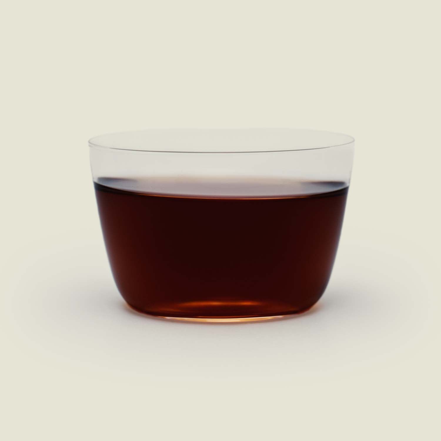 Darjeeling Grey Tee – Die leichte goldene Teefarbe im Glas, die seine floralen Noten und Eleganz zeigt.

Darjeeling Grey Tea – The light golden tea color visible in a glass, representing its floral notes and elegance.