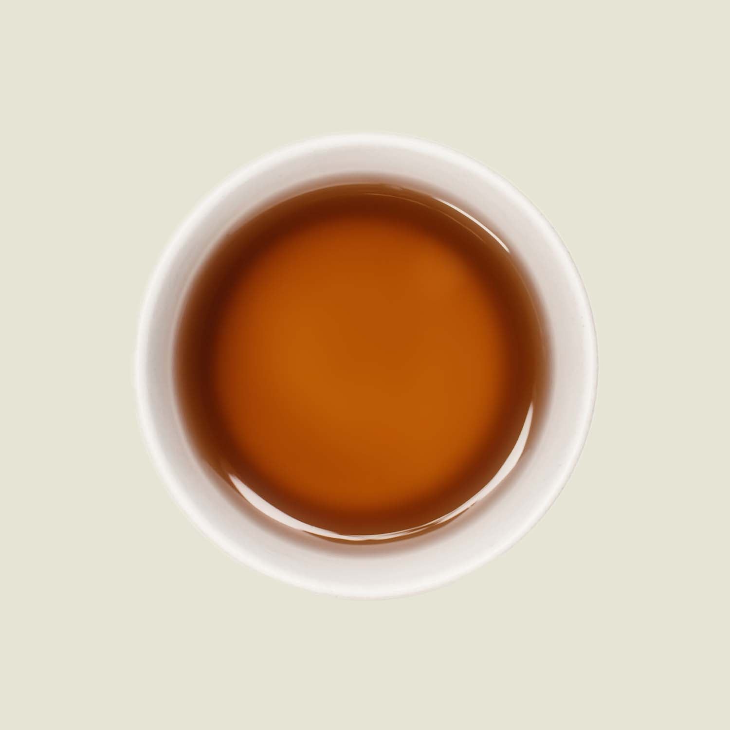 Tasse Huang Ya Yellow Tips Tee mit heller, goldener Teefarbe, die die feine Süße und den weichen Charakter dieses seltenen Gelben Tees widerspiegelt.

Cup of Huang Ya Yellow Tips tea with a light golden tea color reflecting the delicate sweetness and soft character of this rare Yellow Tea.