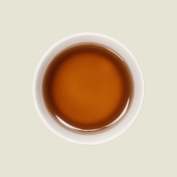 Tasse Huang Ya Yellow Tips Tee mit heller, goldener Teefarbe, die die feine Süße und den weichen Charakter dieses seltenen Gelben Tees widerspiegelt.

Cup of Huang Ya Yellow Tips tea with a light golden tea color reflecting the delicate sweetness and soft character of this rare Yellow Tea.