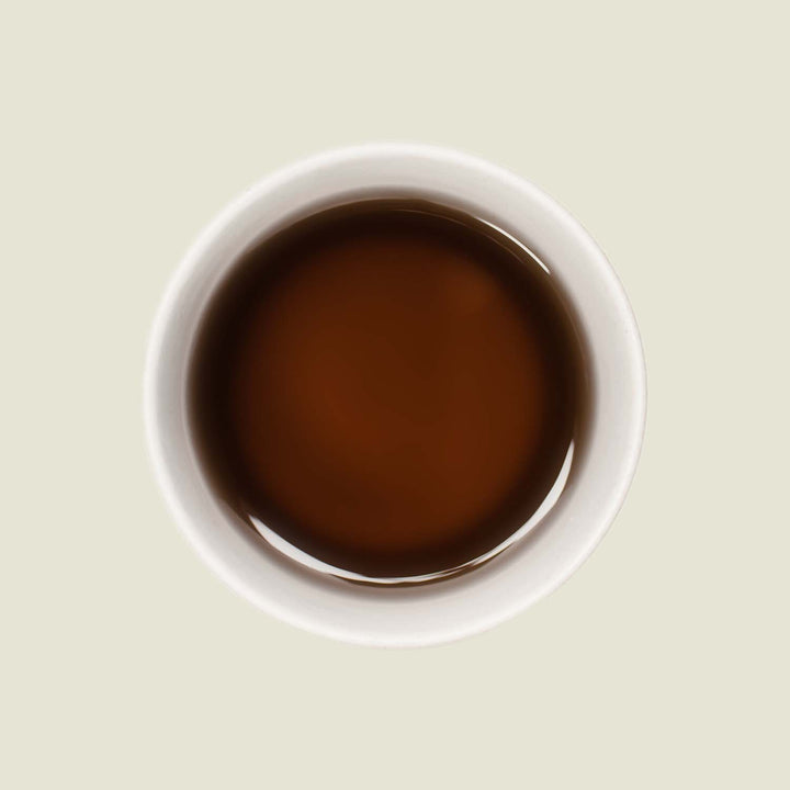 Tasse Jasmin Dragon Pearls Tee mit klarer, goldener Teefarbe, die die floralen Aromen dieses Tees widerspiegelt.

Cup of Jasmin Dragon Pearls tea with clear, golden tea color reflecting the floral aromas of this tea.