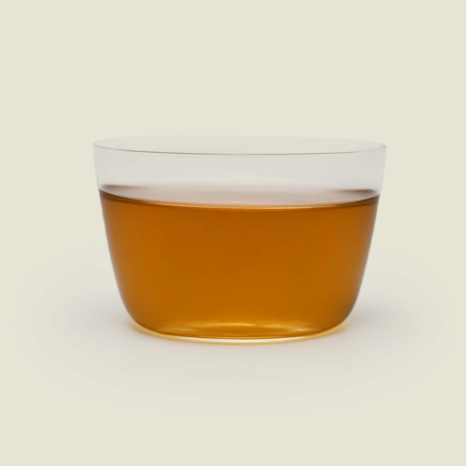 Lung Ching – Das transparente Glas zeigt die leuchtend grüne Farbe dieses edlen Tees, der für seine sanfte Frische und floralen Aromen bekannt ist.

Lung Ching – The transparent glass reveals the bright green color of this exquisite tea, known for its gentle freshness and floral aromas.