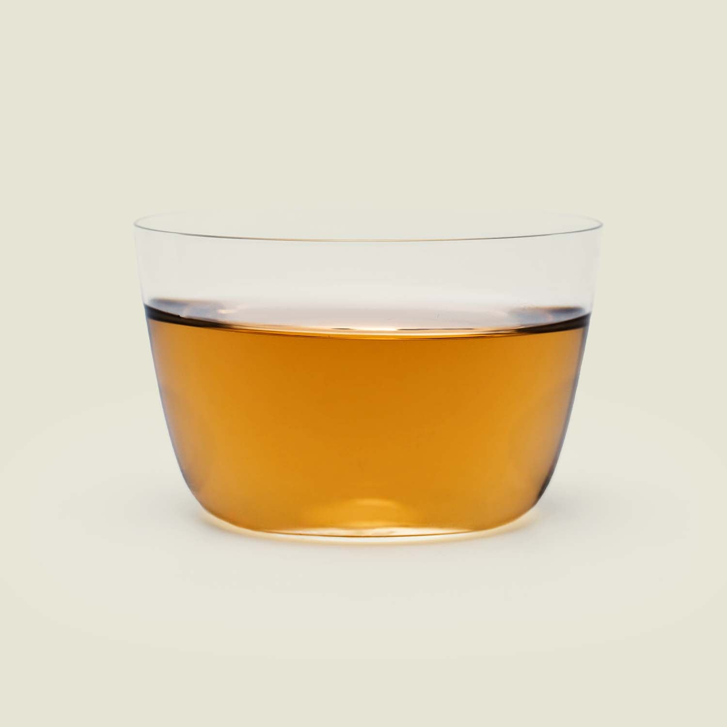 Milky Oolong – Das durchsichtige Glas zeigt die goldene Farbe dieses cremigen Tees, der für seine milde Süße und die sanften, buttrigen Noten bekannt ist.

Milky Oolong – The transparent glass displays the golden color of this creamy tea, known for its mild sweetness and gentle, buttery notes.