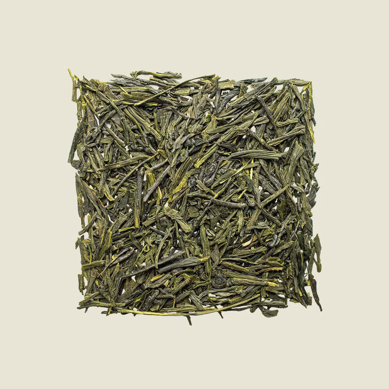 Moonlit Sencha-Blätter von oben fotografiert, flache, schmale Grüntee-Nadeln – japanischer Sencha von Noema.