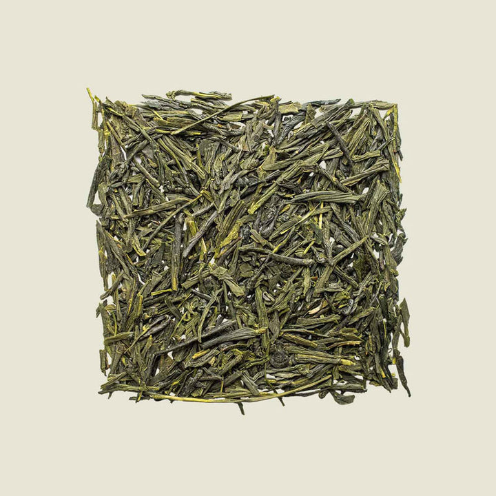 Moonlit Sencha-Blätter von oben fotografiert, flache, schmale Grüntee-Nadeln – japanischer Sencha von Noema.