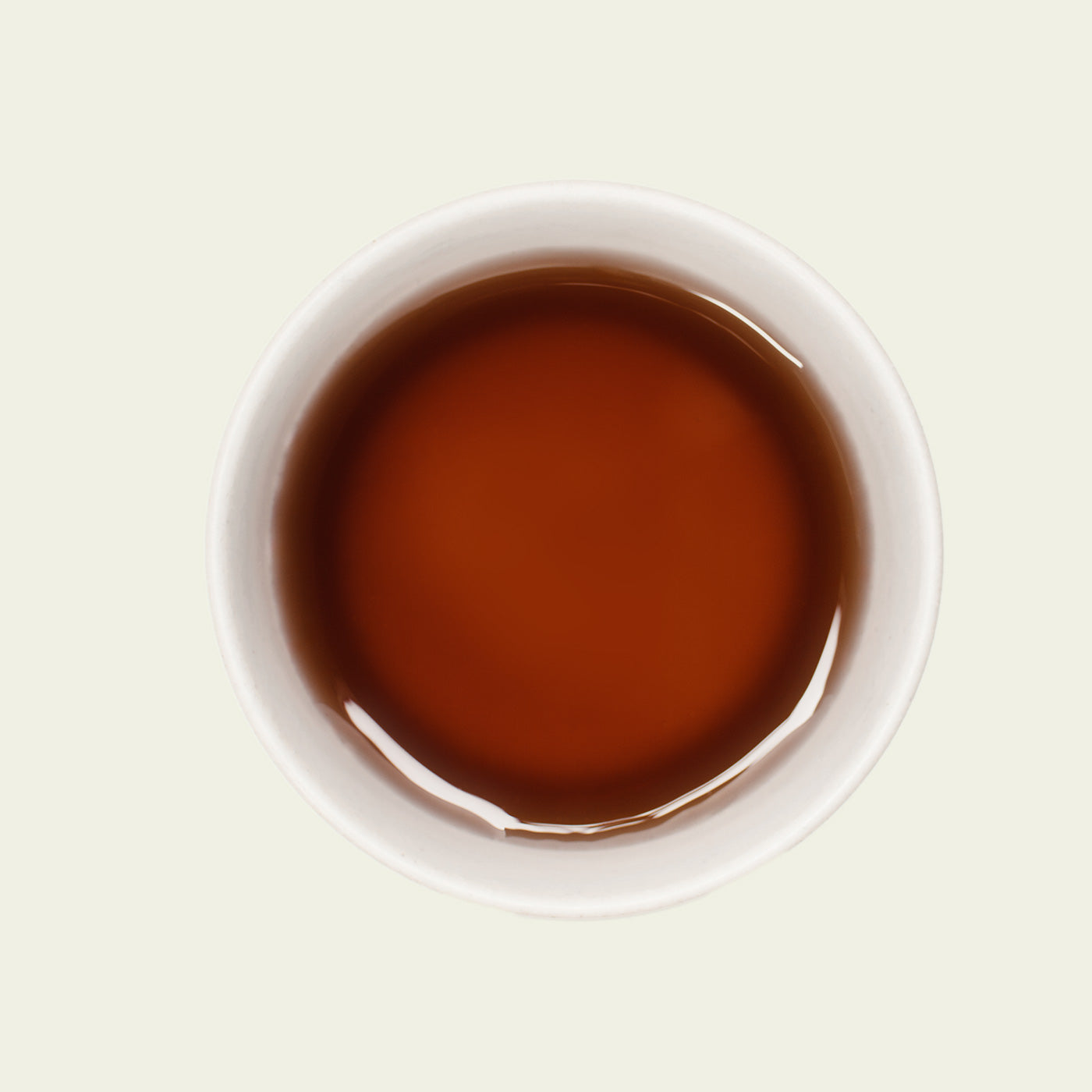 Tasse Pai Mu Tan Tee mit einer klaren, goldenen Teefarbe, die die sanften, blumigen Aromen dieses hochwertigen weißen Tees hervorhebt.

Cup of Pai Mu Tan tea with a clear, golden tea color that highlights the gentle, floral aromas of this premium white tea.