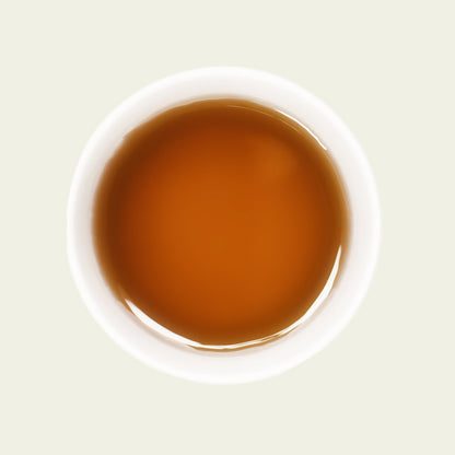 Tasse Palace Needle Tee mit hellem, klaren Teefarbton, der die Frische und Eleganz dieses Tees widerspiegelt.

Cup of Palace Needle tea with light, clear tea color reflecting the freshness and elegance of this tea.