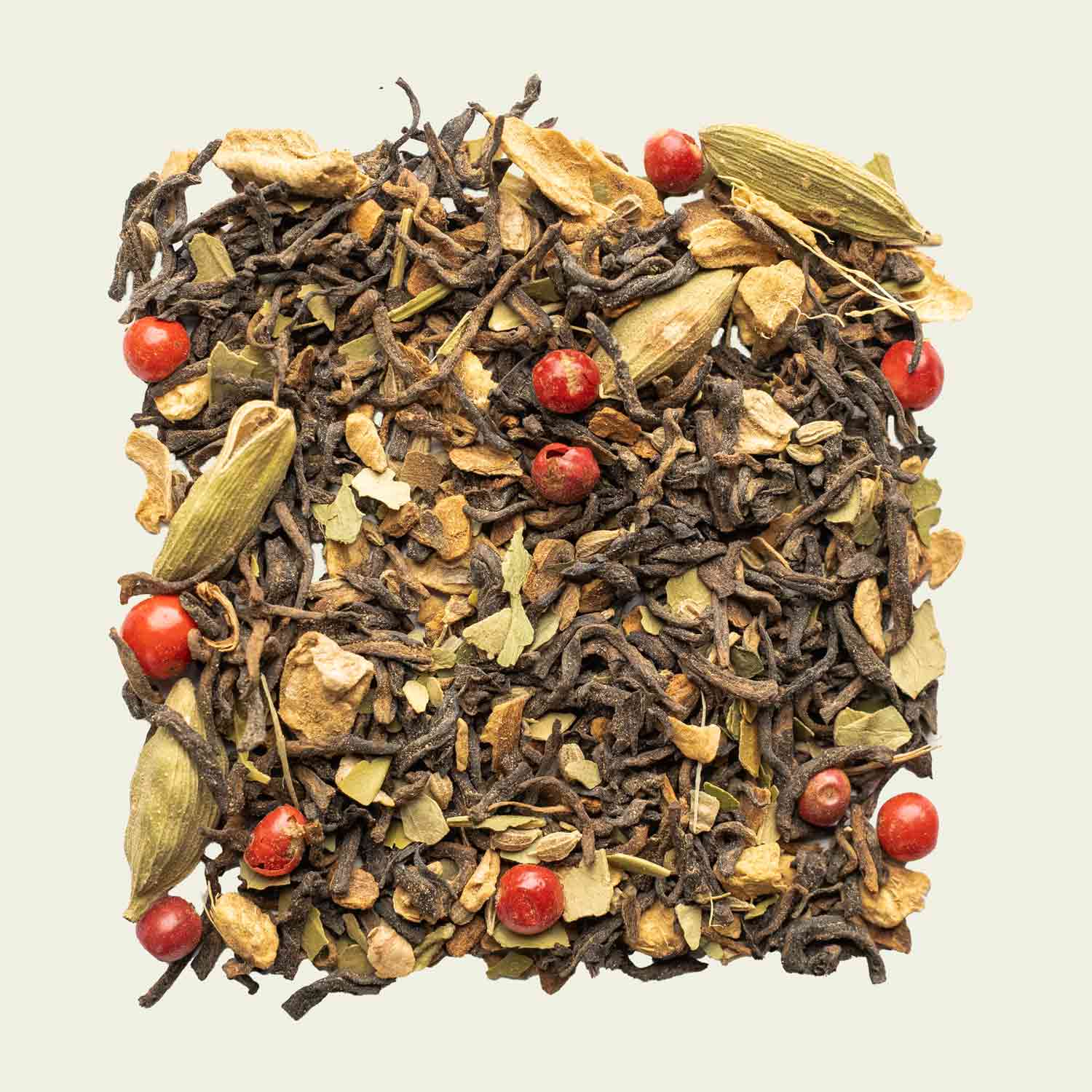 Pu Erh Chai lose aufgelegt, vermischt mit Gewürzen, Draufsicht auf aromatische Vielfalt – Noema Gewürztee.