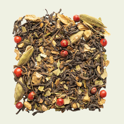 Pu Erh Chai lose aufgelegt, vermischt mit Gewürzen, Draufsicht auf aromatische Vielfalt – Noema Gewürztee.