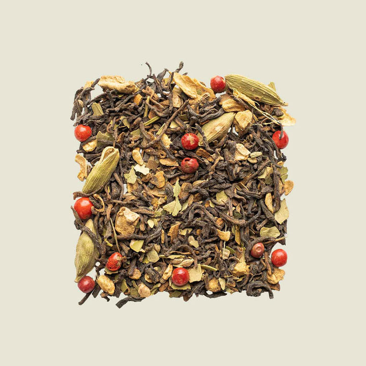 Pu Erh Chai lose aufgelegt, vermischt mit Gewürzen, Draufsicht auf aromatische Vielfalt – Noema Gewürztee.