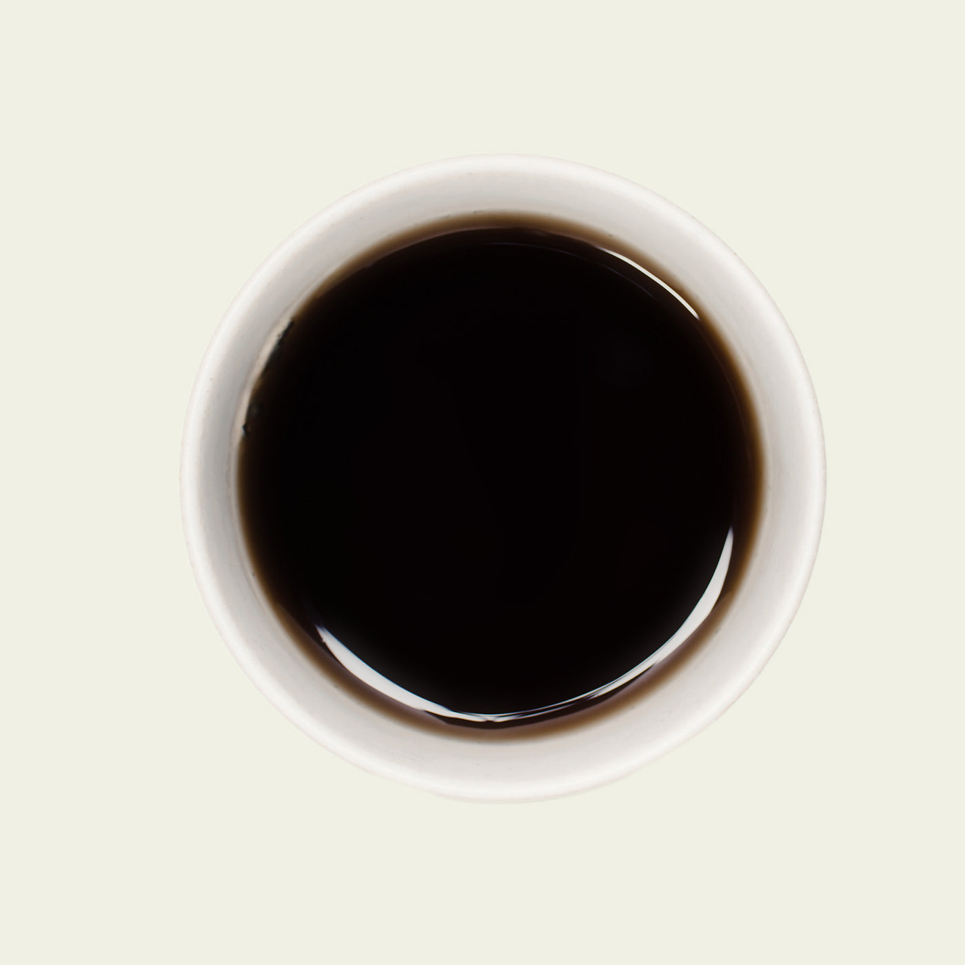 Tasse Special Golden Black Tee mit tief roter Teefarbe, die die kräftigen und malzigen Aromen dieses Tees widerspiegelt.

Cup of Special Golden Black tea with deep red tea color reflecting the bold and malty flavors of this tea.