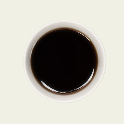 Tasse Special Golden Black Tee mit tief roter Teefarbe, die die kräftigen und malzigen Aromen dieses Tees widerspiegelt.

Cup of Special Golden Black tea with deep red tea color reflecting the bold and malty flavors of this tea.