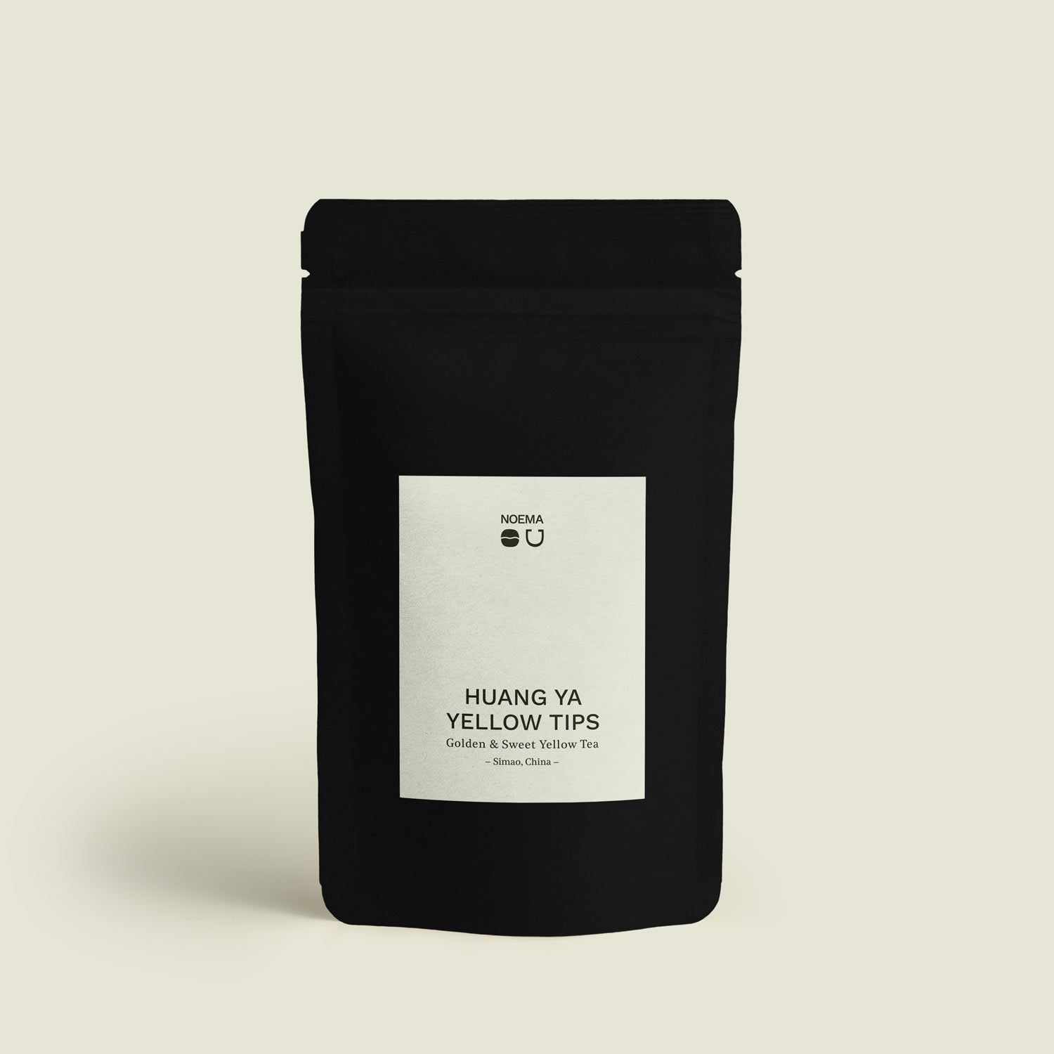 Verpackung des Huang Ya Yellow Tips Tees mit Etikett, das die edle Herkunft und die seltene Qualität dieses Tees aus Simao, China, widerspiegelt.

Packaging of Huang Ya Yellow Tips Tea with label, reflecting the noble origin and rare quality of this tea from Simao, China.