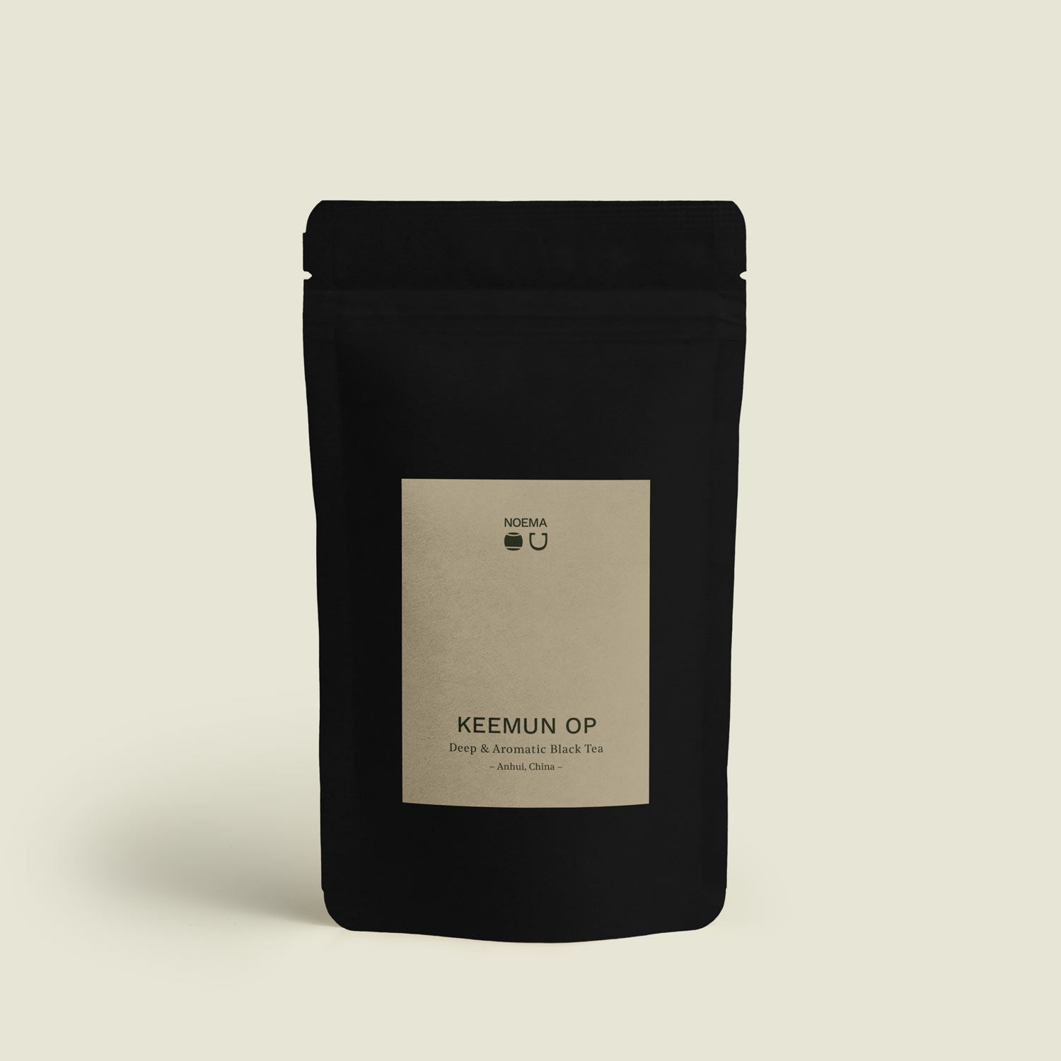 Verpackung des Keemun OP Tees mit Etikett, das den schwarzen Tee aus den Teegärten von Anhui, China, präsentiert.

Packaging of Keemun OP Tea with label, showcasing the black tea from the tea gardens of Anhui, China.