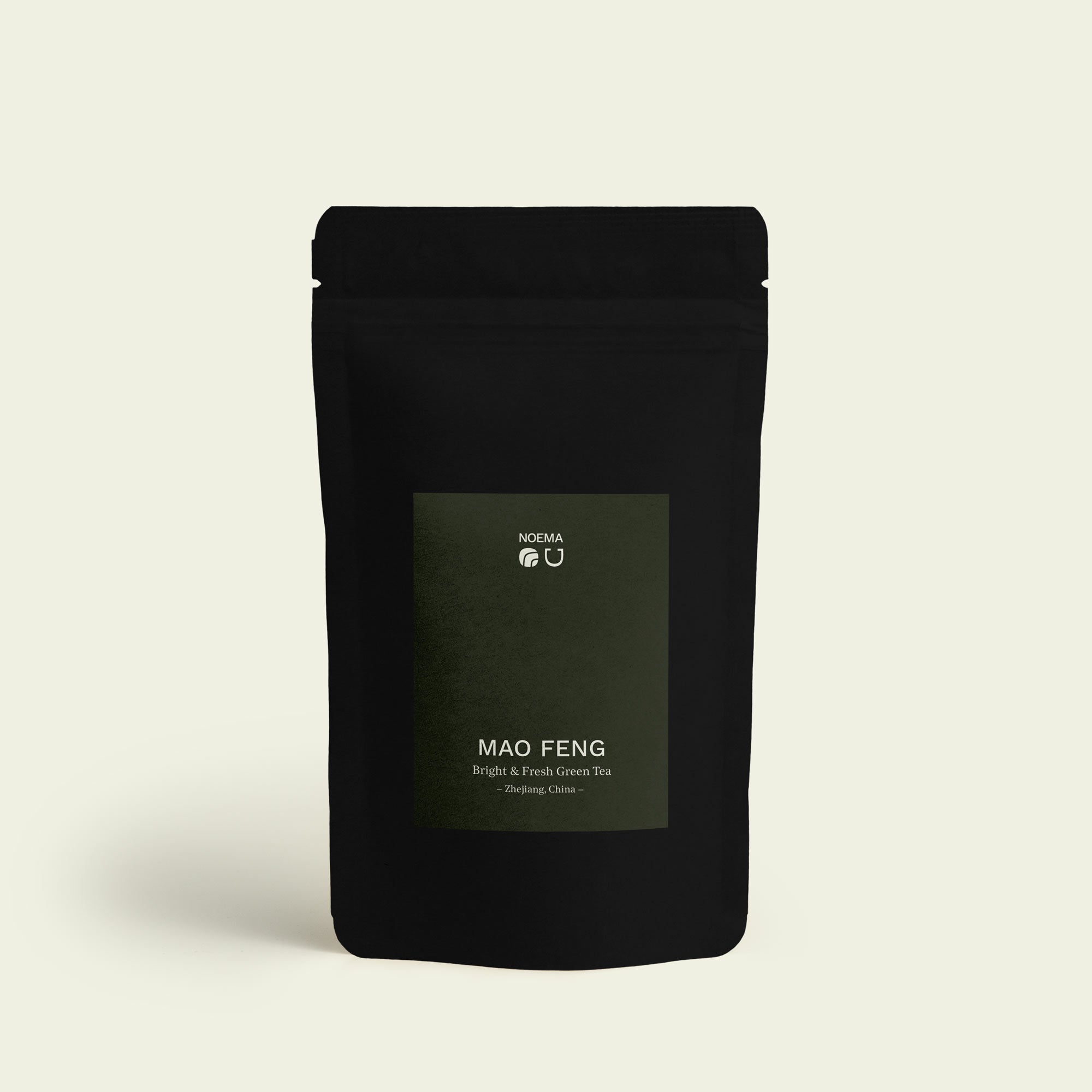 Verpackung des Mao Feng Tees mit Etikett, abgebildet vor einem neutralen Hintergrund, der die sanften und aromatischen Noten dieses grünen Tees aus Zhejiang unterstreicht.

Packaging of Mao Feng Tea with label, displayed against a neutral background that highlights the gentle and aromatic notes of this green tea from Zhejiang.