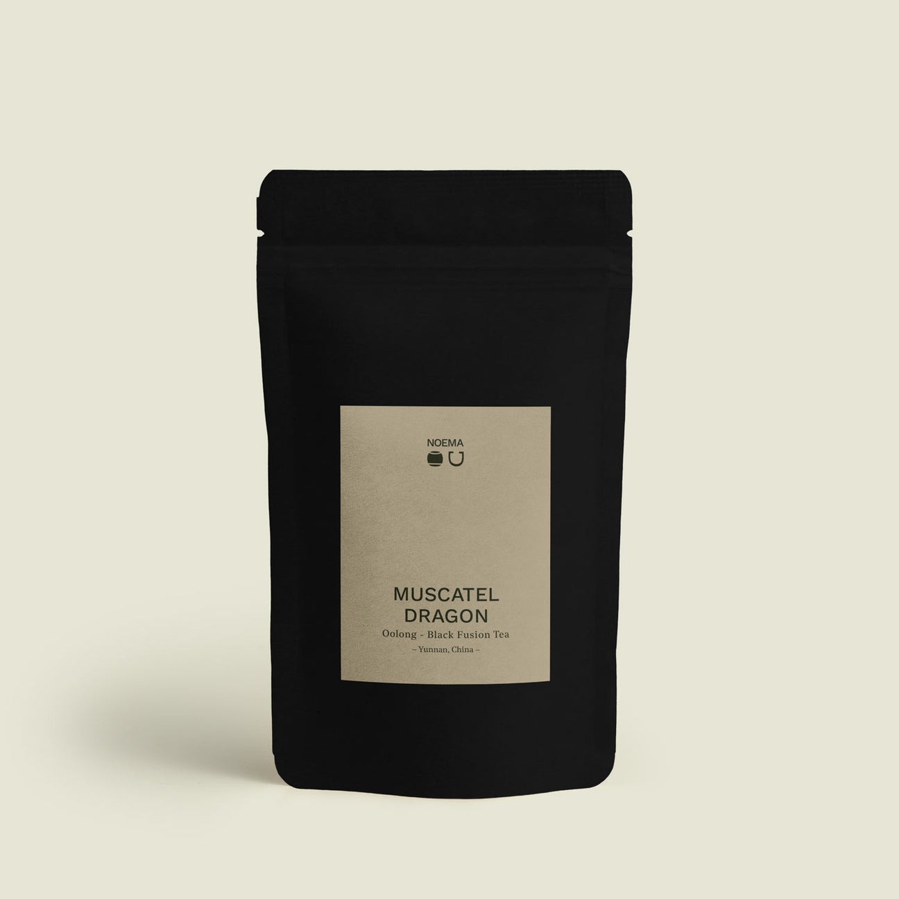 Verpackung des Muscatel Dragon Tees mit Etikett, abgebildet vor einem schlichten Hintergrund, der die komplexen, süßen und würzigen Noten dieses Tees zur Geltung bringt.

Packaging of Muscatel Dragon Tea with label, displayed against a simple background that highlights the complex, sweet, and spicy notes of this tea.