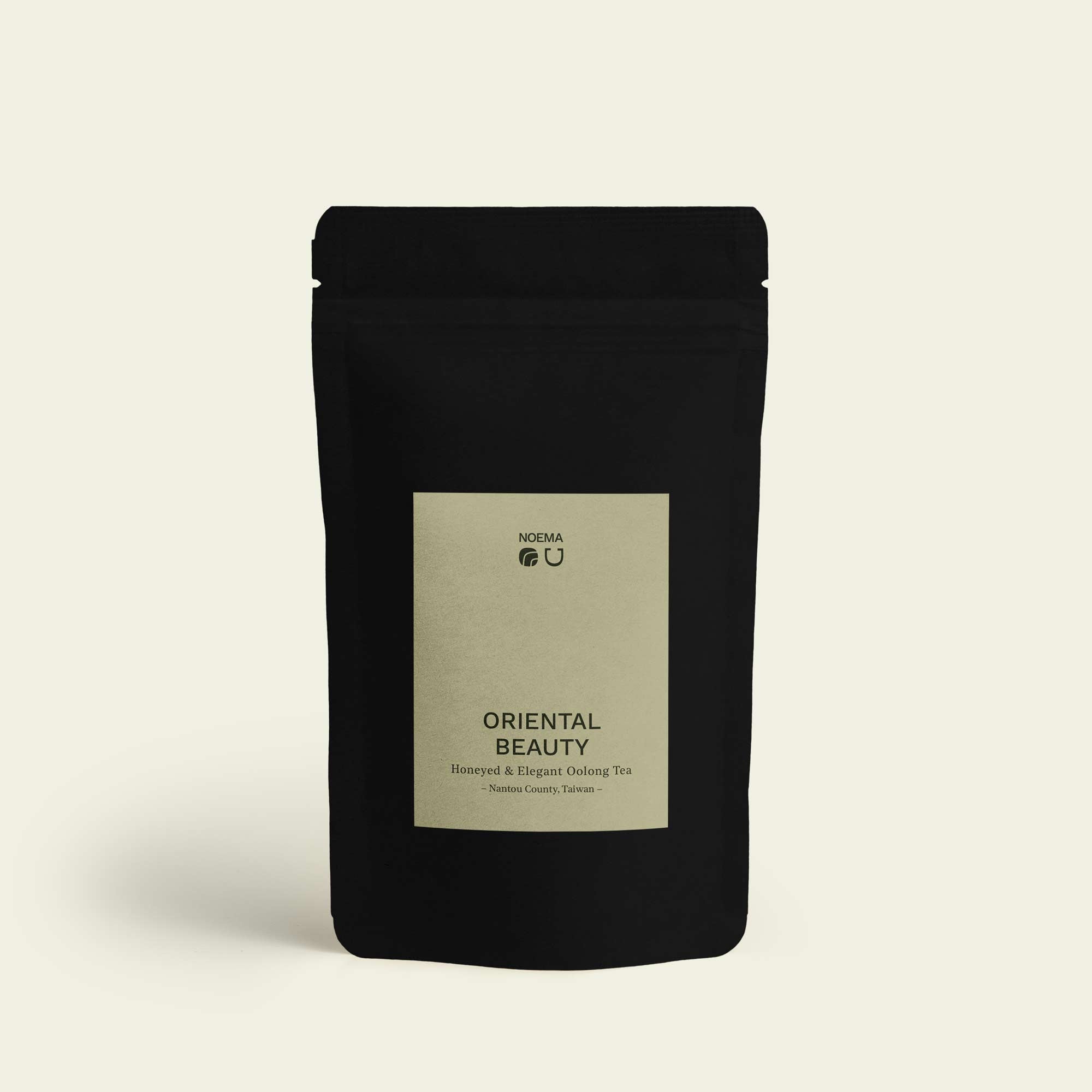 Verpackung von Oriental Beauty Tee mit Etikett, abgebildet auf einem Bild, das die elegante Präsentation des Tees zeigt.

Packaging of Oriental Beauty Tea with label, shown in an image highlighting the elegant presentation of the tea.