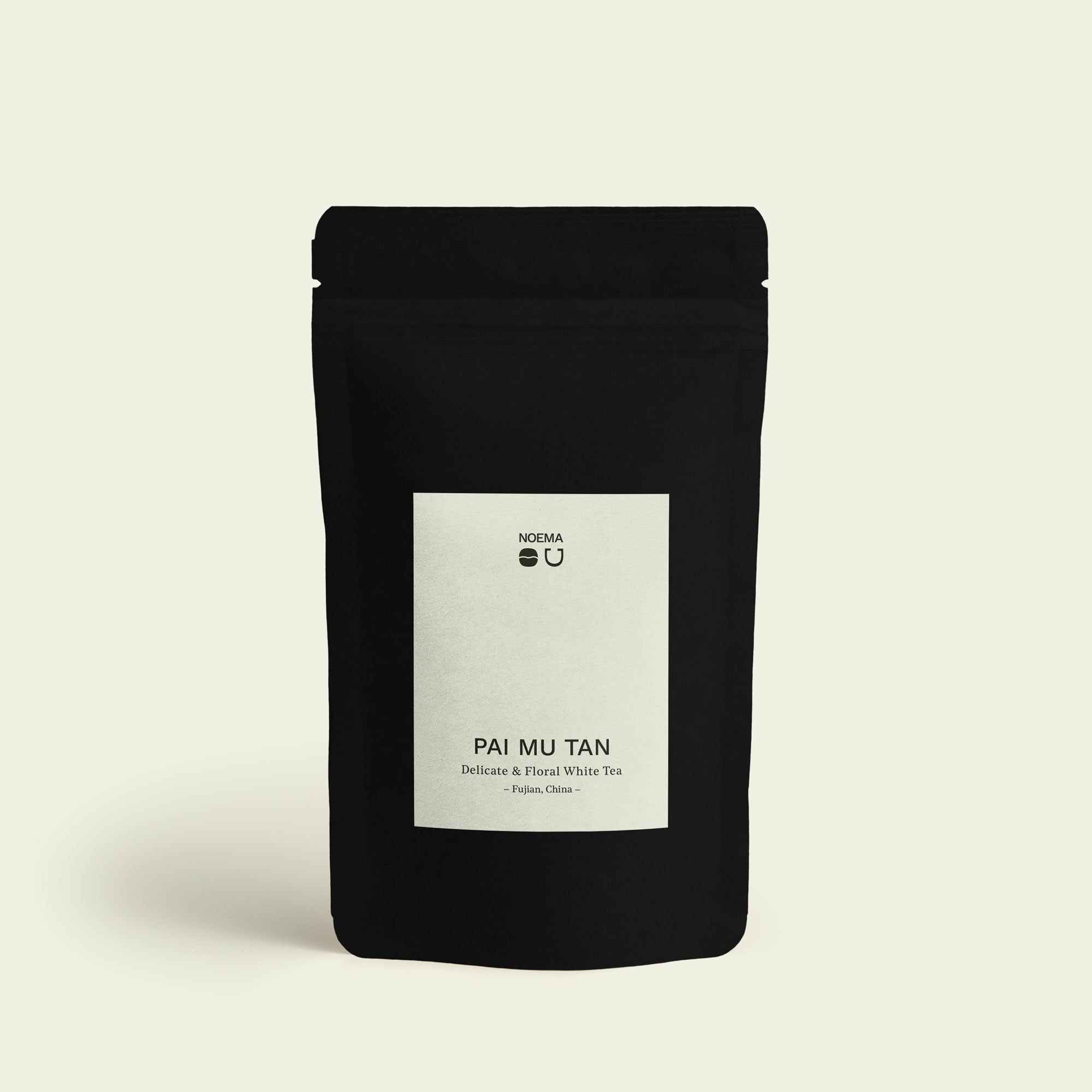 Verpackung des Pai Mu Tan Tees mit Etikett, das die hochwertige Herkunft aus den Hochlagen von Fujian, China, widerspiegelt.

Packaging of Pai Mu Tan Tea with label, reflecting the high-quality origin from the highlands of Fujian, China.