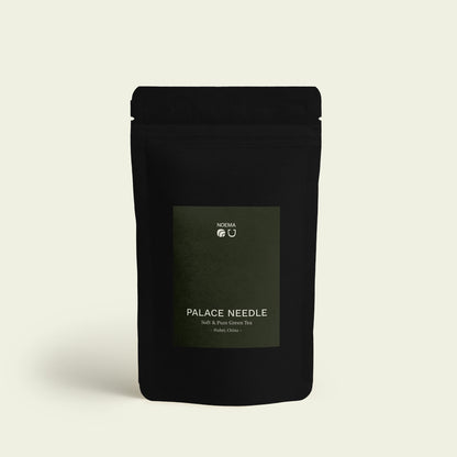 Verpackung des Palace Needle Tees mit Etikett, abgebildet vor einem minimalistischen Hintergrund, der die feine Eleganz und Hochwertigkeit dieses Tees unterstreicht.

Packaging of Palace Needle Tea with label, displayed against a minimalist background that highlights the delicate elegance and high quality of this tea.