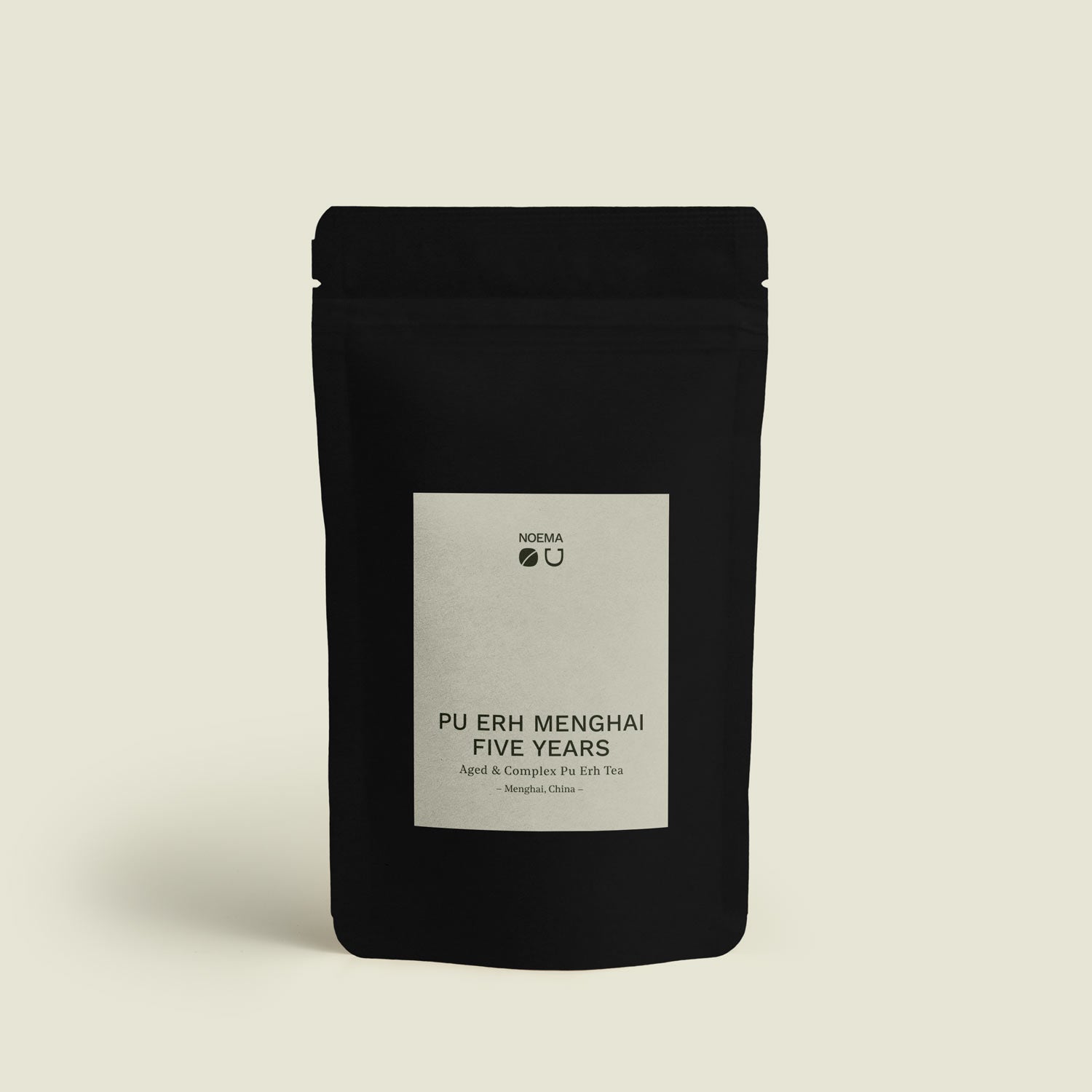 Verpackung des Pu Erh Menghai Five Years Tees mit Etikett, abgebildet vor einem schlichten Hintergrund, der die reiche Tiefe und die lang gereifte Aromen dieses Tees widerspiegelt.

Packaging of Pu Erh Menghai Five Years Tea with label, displayed against a simple background that reflects the rich depth and long-aged flavors of this tea.