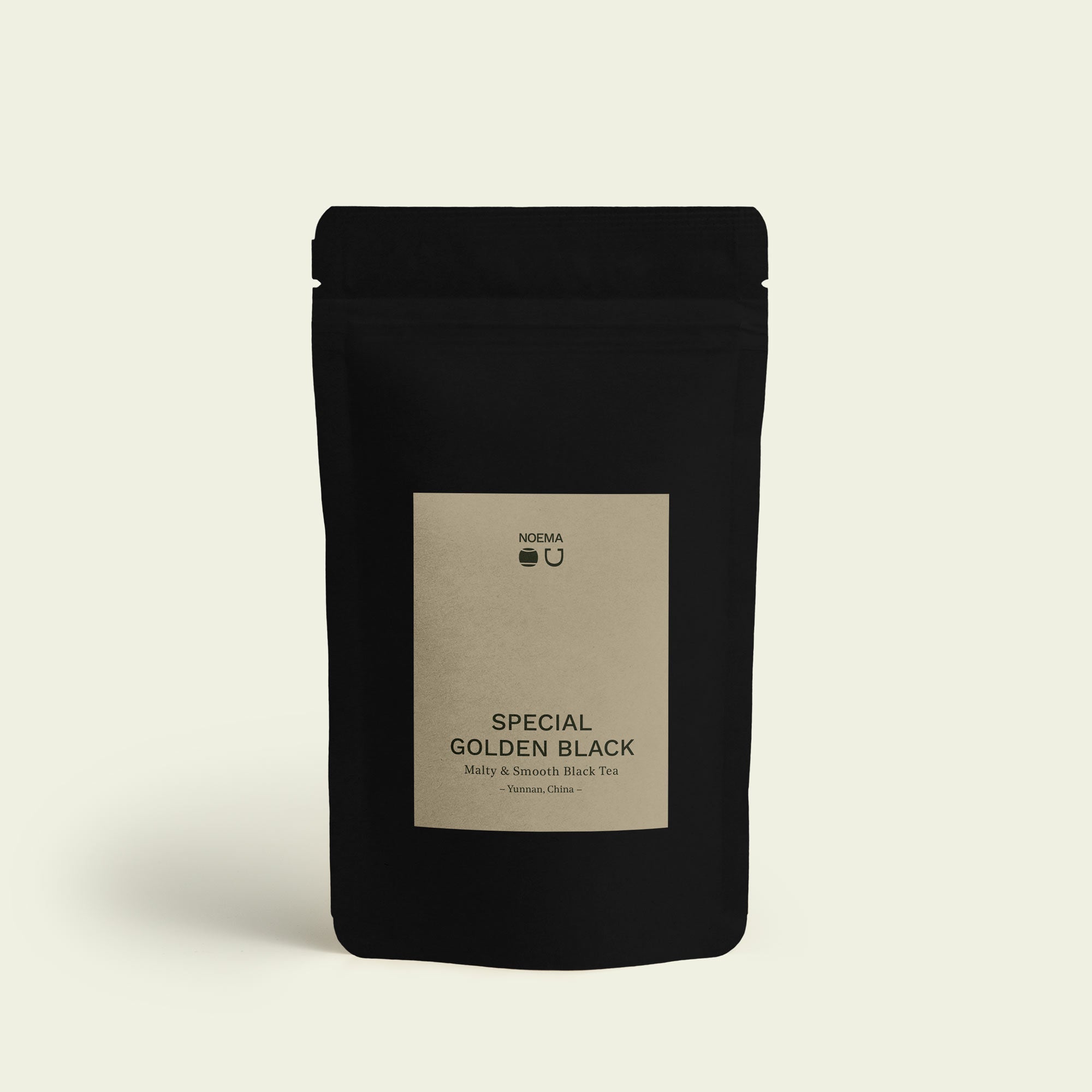 Verpackung des Special Golden Black Tees mit Etikett, das den tiefen, malzigen Geschmack des Tees aus den Hochlagen Yunnans, China, präsentiert.

Packaging of Special Golden Black Tea with label, showcasing the deep, malty flavor of the tea from the highlands of Yunnan, China.