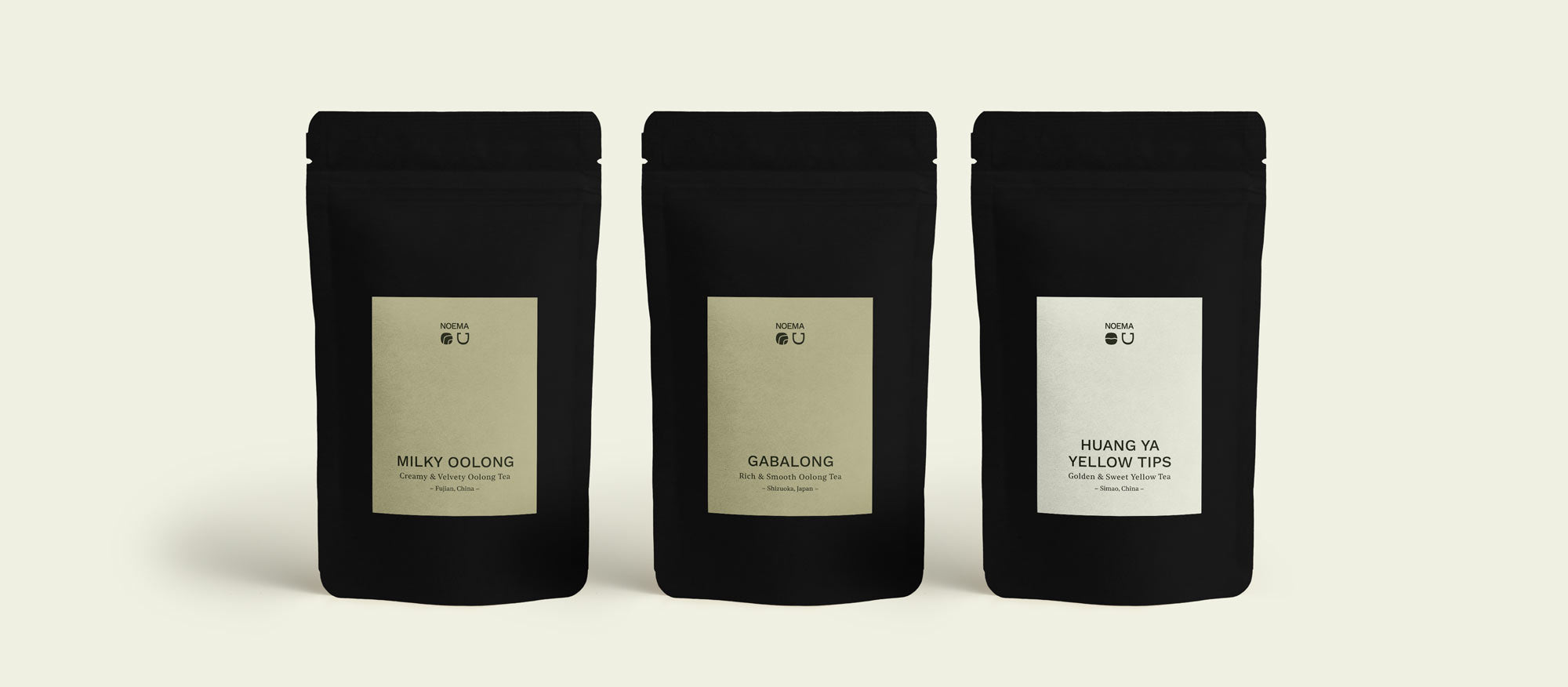 Noema Tee Probierpaket ‘Sanftmut & Harmonie’ mit den drei Sorten Milky Oolong, Gabalong und Huang Ya Yellow Tips, die Packungen stehen sichtbar im Bild.