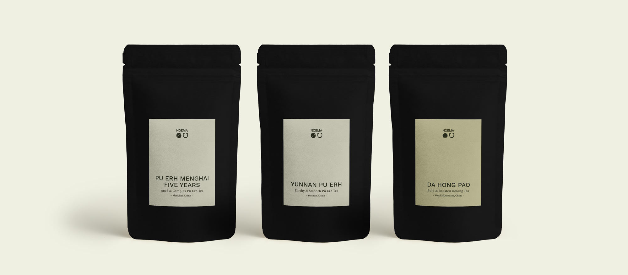 Probierpaket Tiefe & Erdung mit den Teesorten Pu Erh Menghai Five Years, Yunnan Pu Erh und Da Hong Pao – drei kraftvolle, gereifte Tees in moderner Verpackung.