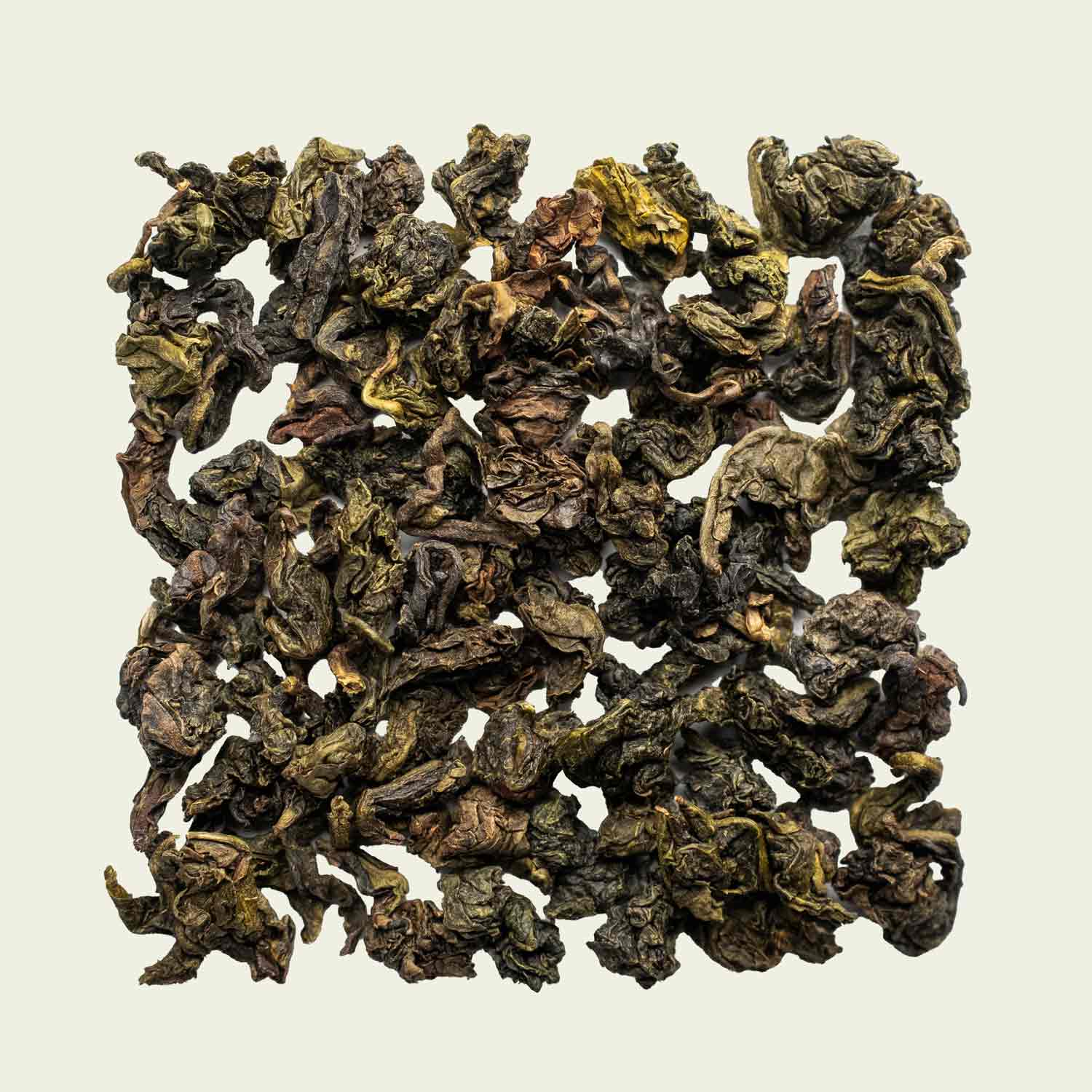 Tie Guan Yin Oolong lose ausgelegt, Draufsicht auf grünlich gerollte Blätter – klassischer Tee aus Fujian, Noema.